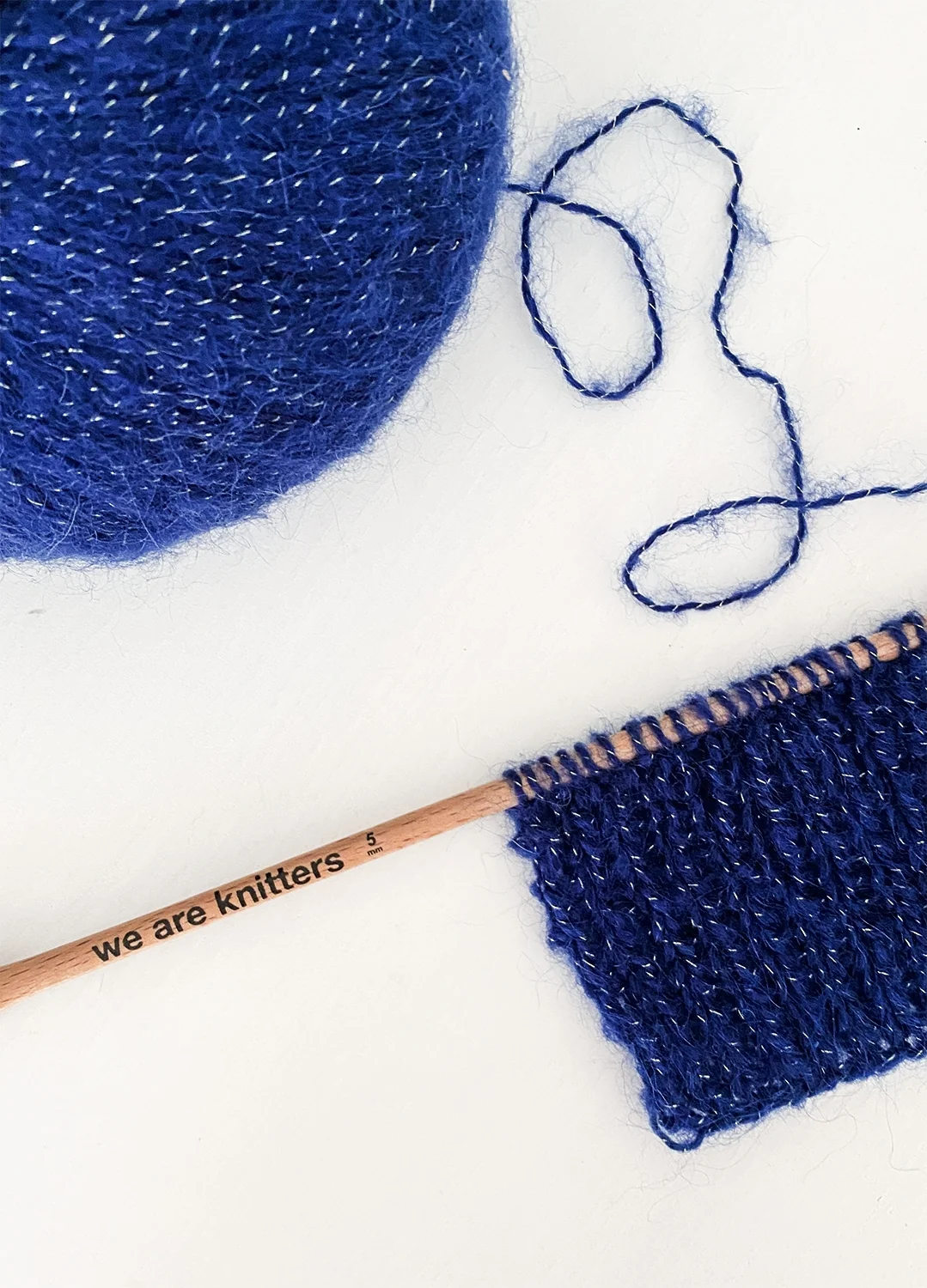 The Bling Bling Yarn Navy Blue - Image 3